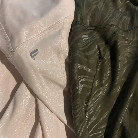 Stylish Fabletics Women's Cream and Green powerhold leggings - Picture 3 of 5